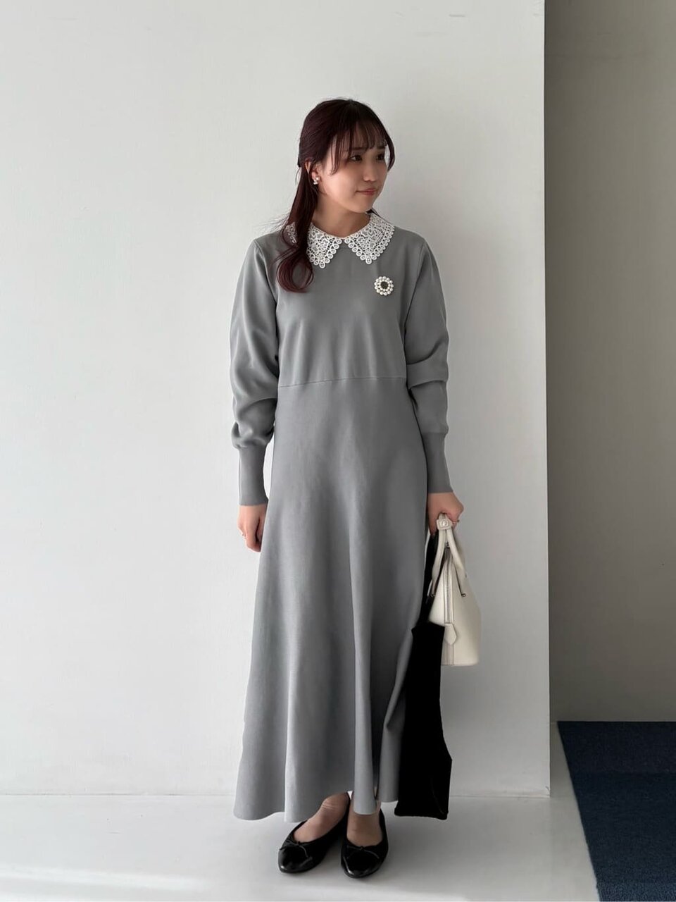 グレーのドレス×黒のバレエシューズのコーデ