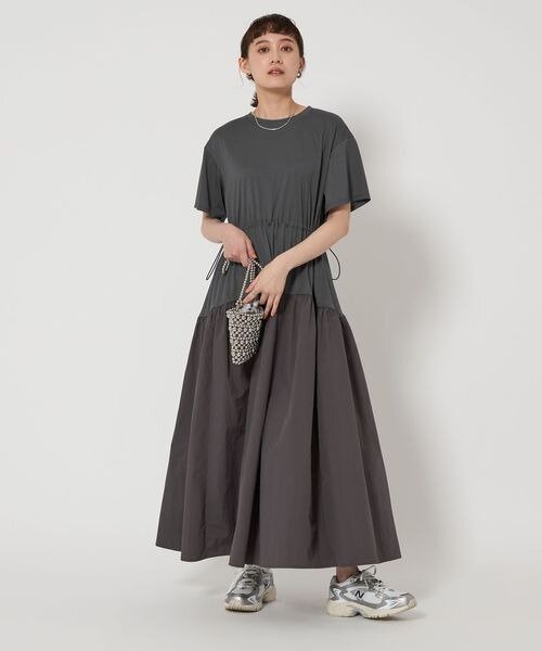 フレアシルエットのワンピース×スニーカー