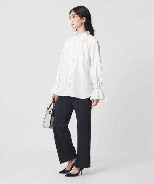 ネイビーのワイドパンツをあわせた女性