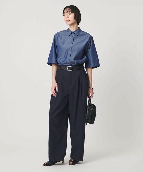 ネイビーパンツにサンダルをあわせた女性