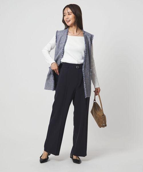 茶色のバッグを持った女性