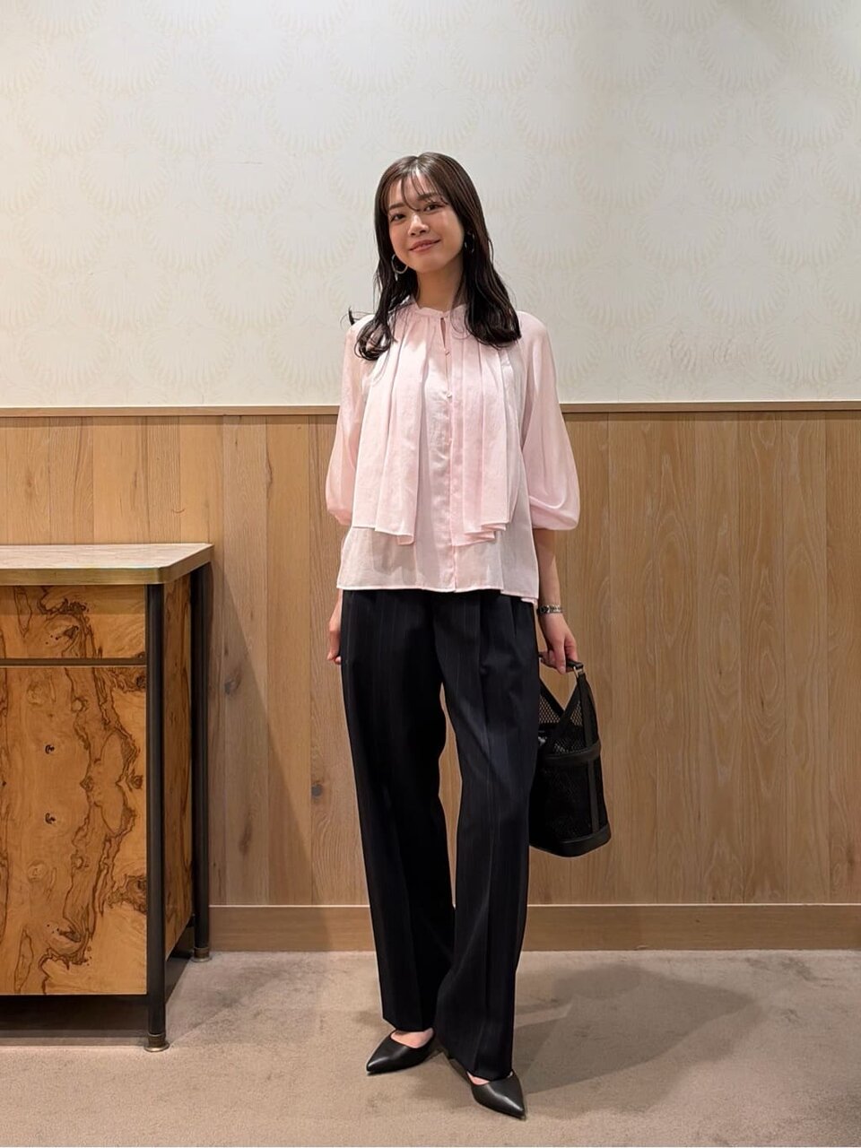 ピンクのブラウスを着た女性