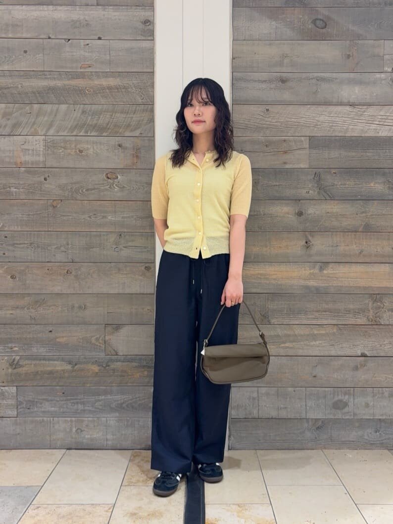 スニーカーを履いた女性