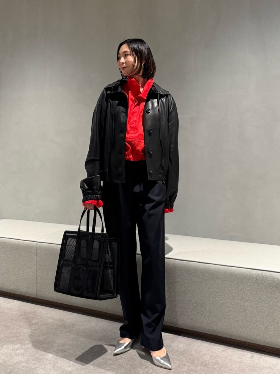 赤のインナーを着た女性