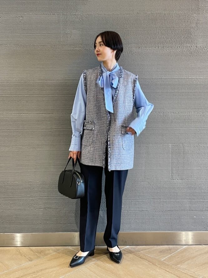 ベストを着た女性