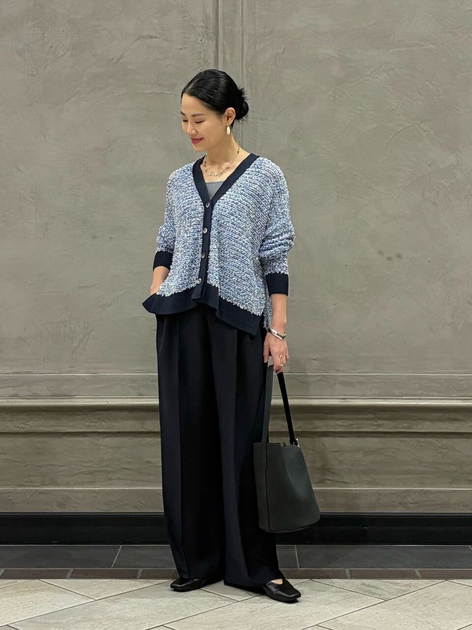 バッグを持った女性