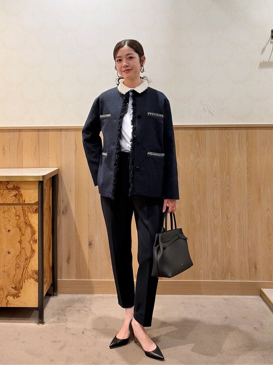 パンプスを履いた女性