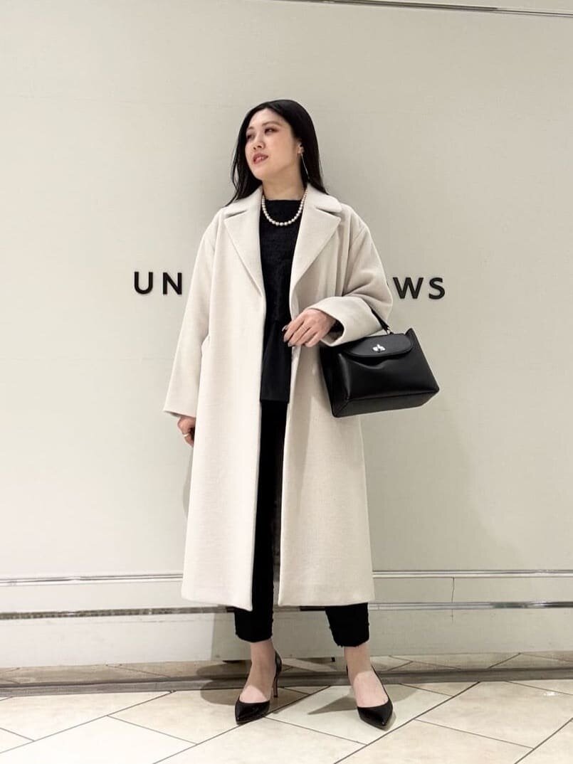 テーラードコートを着た女性