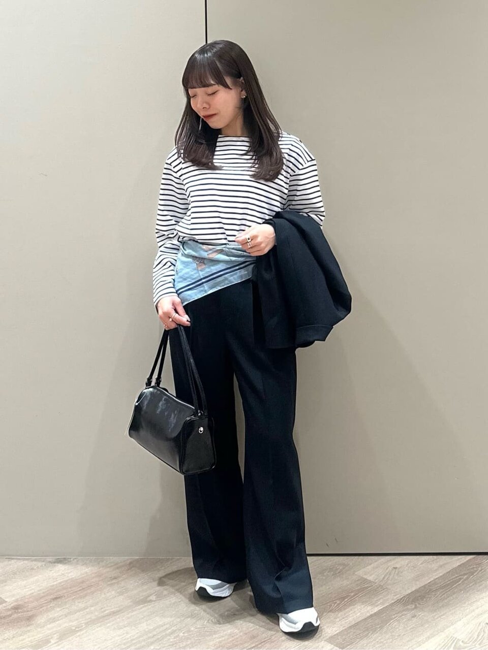 ボーダー柄のトップスを着た女性