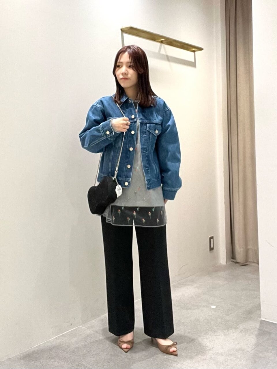 デニムジャケットを着た女性