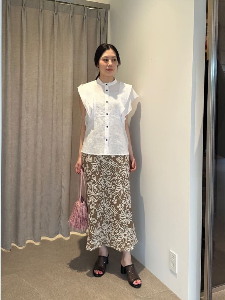 ブラウスとタイトスカートの50代夏コーデ