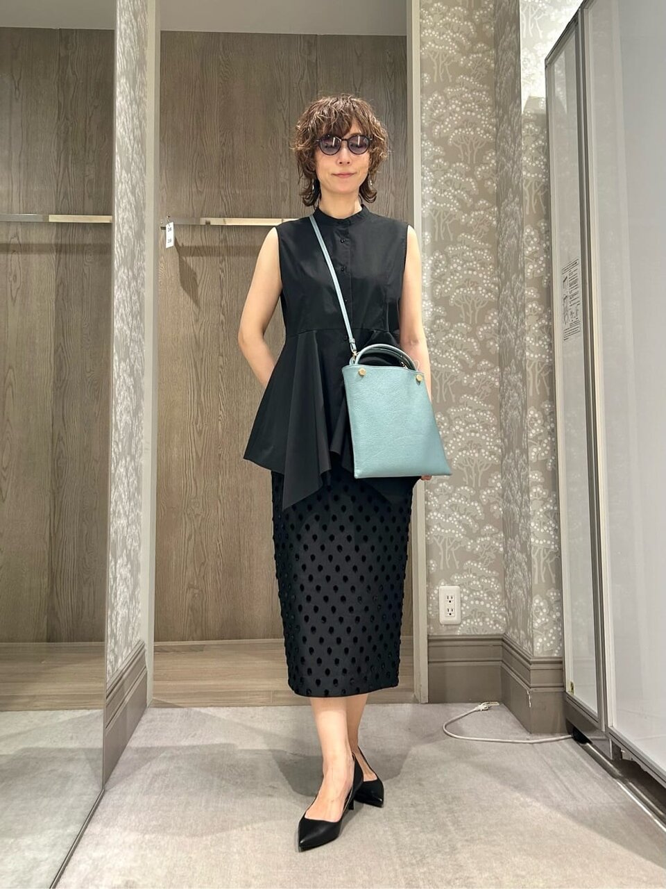 ブラウスとタイトスカートの50代夏コーデ