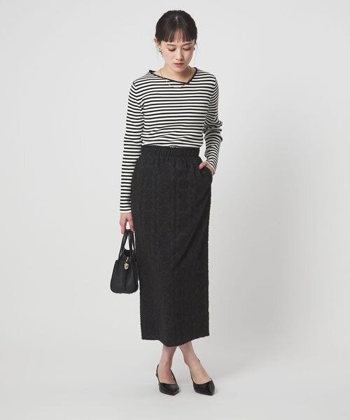 タイトスカートを着た女性