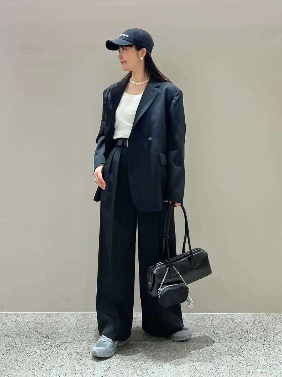 黒ジャケット×黒のバギーパンツのコーデ