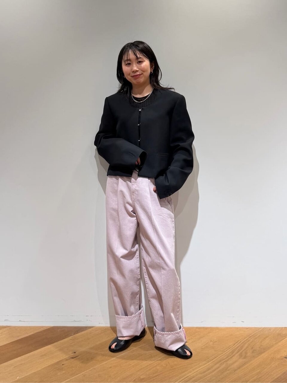 黒ジャケット×ライトピンクのデニムパンツのコーデ