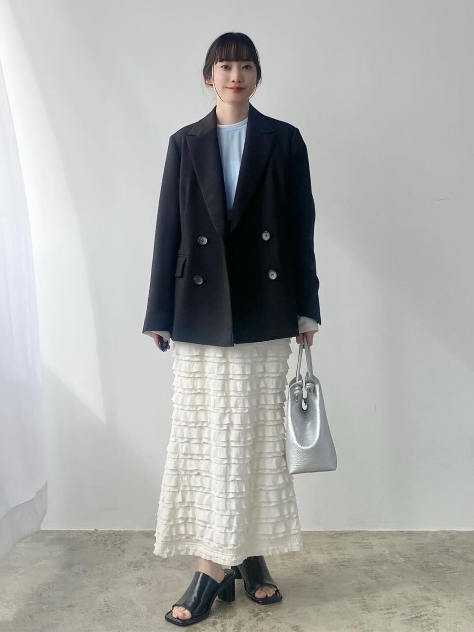 黒ジャケット×白のティアードスカートのコーデ