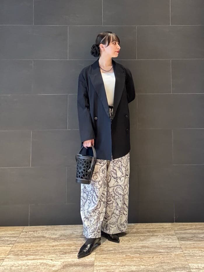 黒ジャケット×白のティアードスカートのコーデ