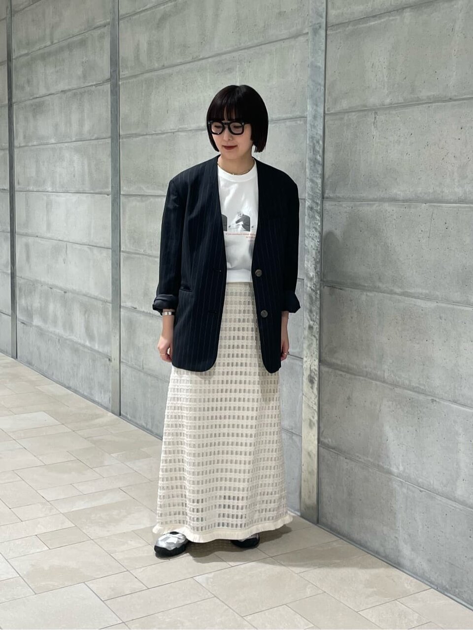 黒ジャケット×オフホワイトのレーススカートのコーデ