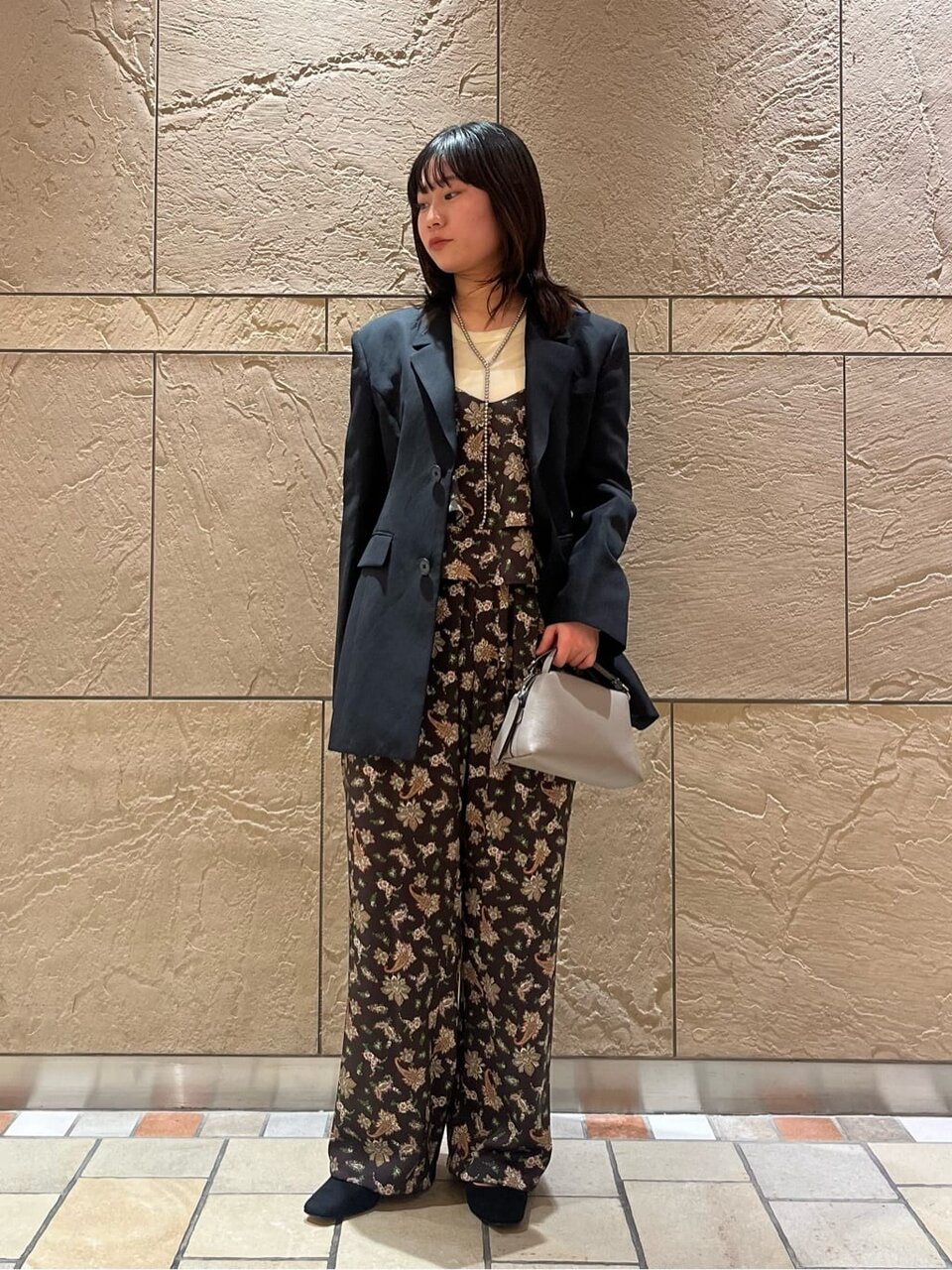 黒ジャケット×ペイズリー柄のイージーパンツのコーデ