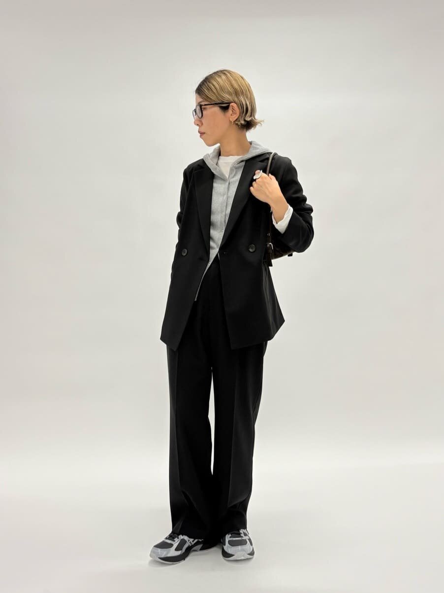 黒ジャケット×黒のスラックスのコーデ