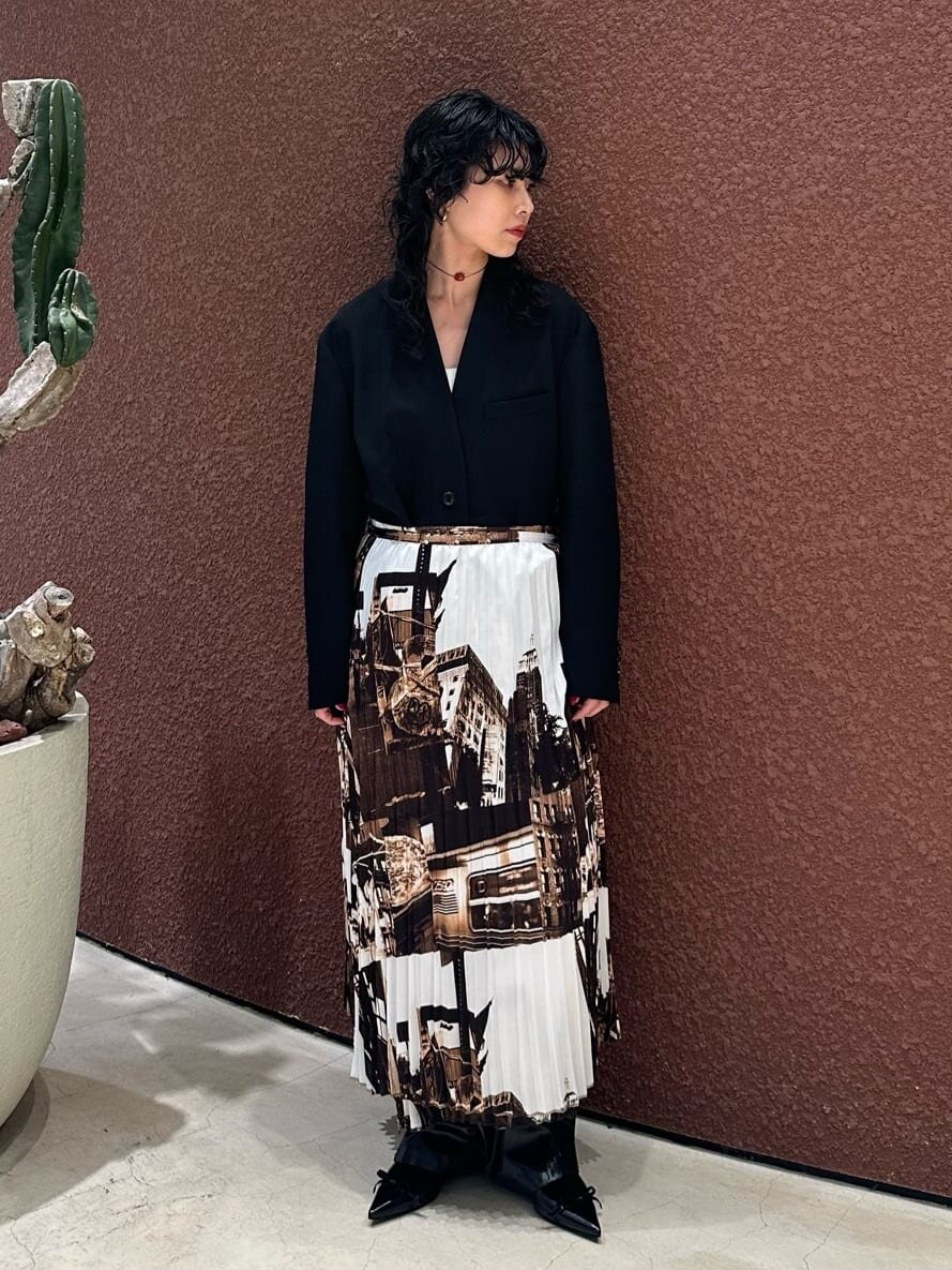 黒ジャケット×コラージュ柄のラップスカートのコーデ