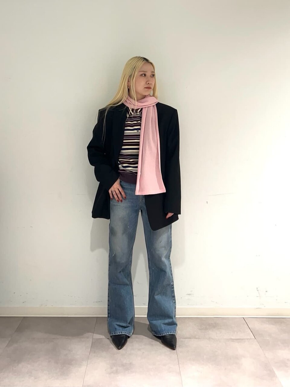 黒ジャケット×デニムパンツのコーデ