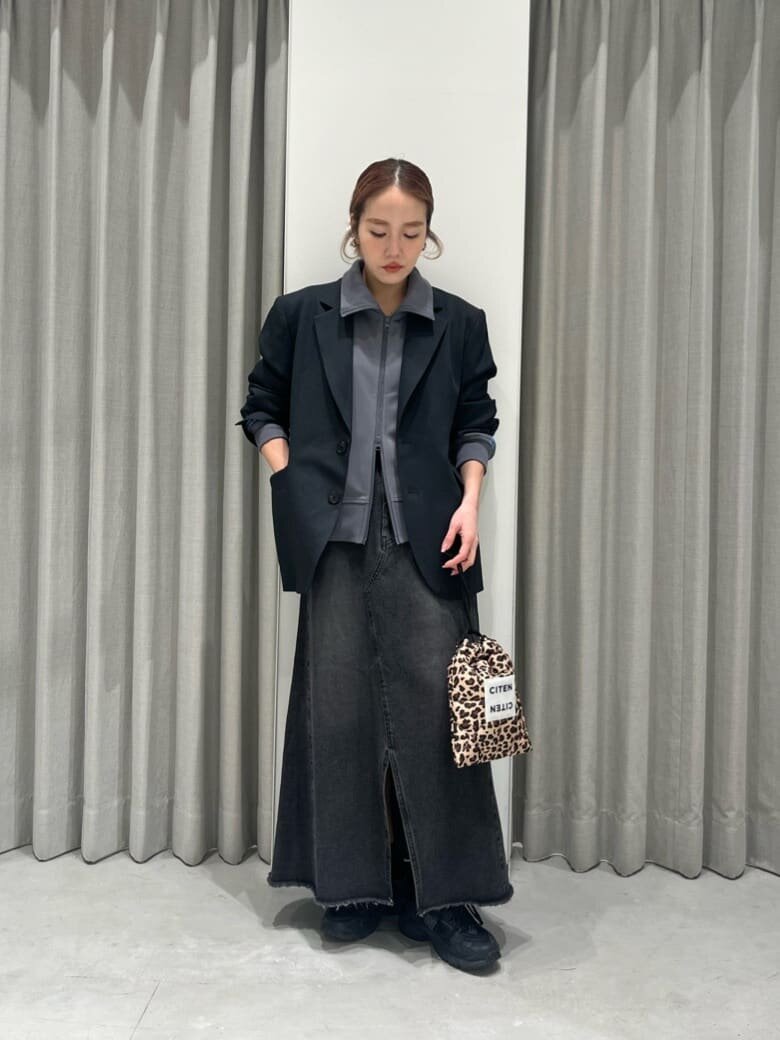 グレーのトラックジャケット×黒ジャケットのコーデ