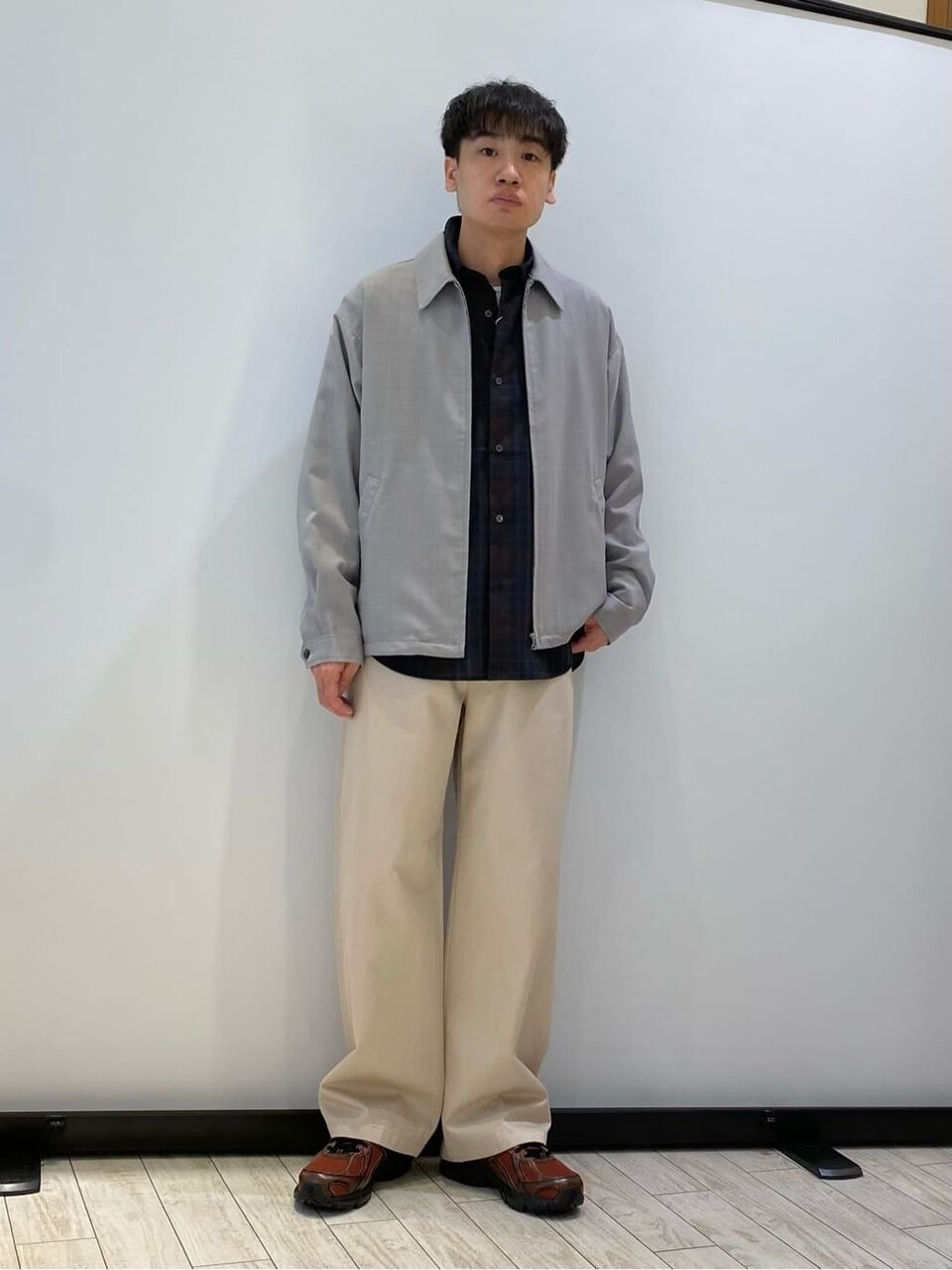 ネイビーシャツにチノパンをあわせたコーデ