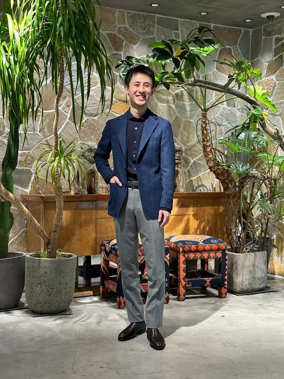 ネイビーシャツをレイヤードしたジャケパンコーデ