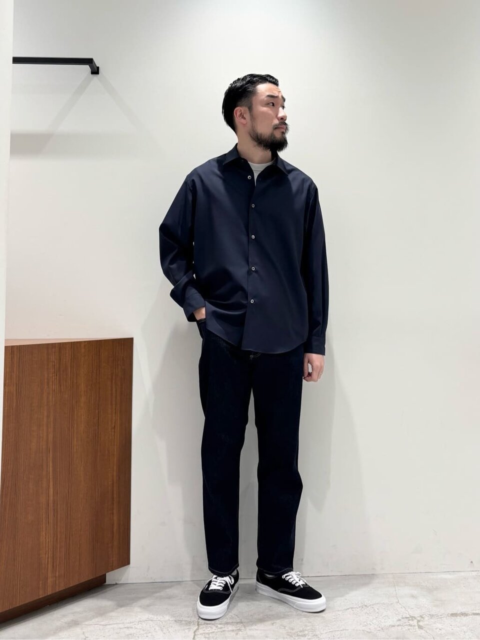 ダークトーンでまとめたネイビーシャツコーデ