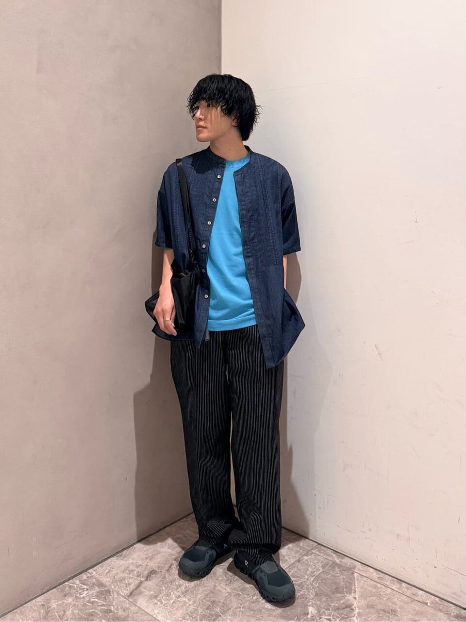 ニットTシャツにデニムシャツをレイヤードしたコーデ