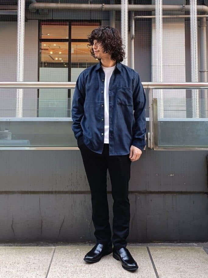 スエード生地のネイビーシャツを主役にしたコーデ