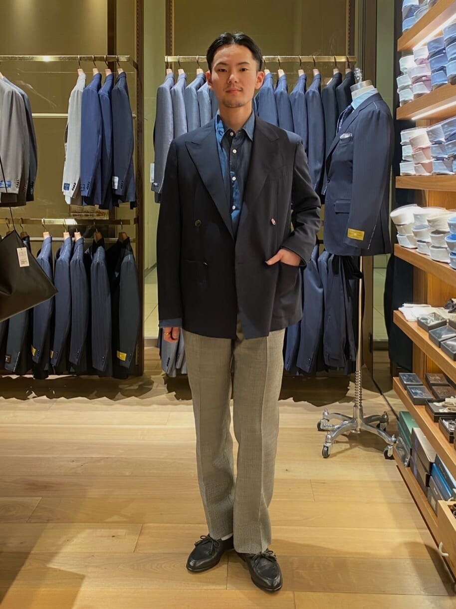 ネイビーシャツにテーラードジャケットを羽織ったコーデ