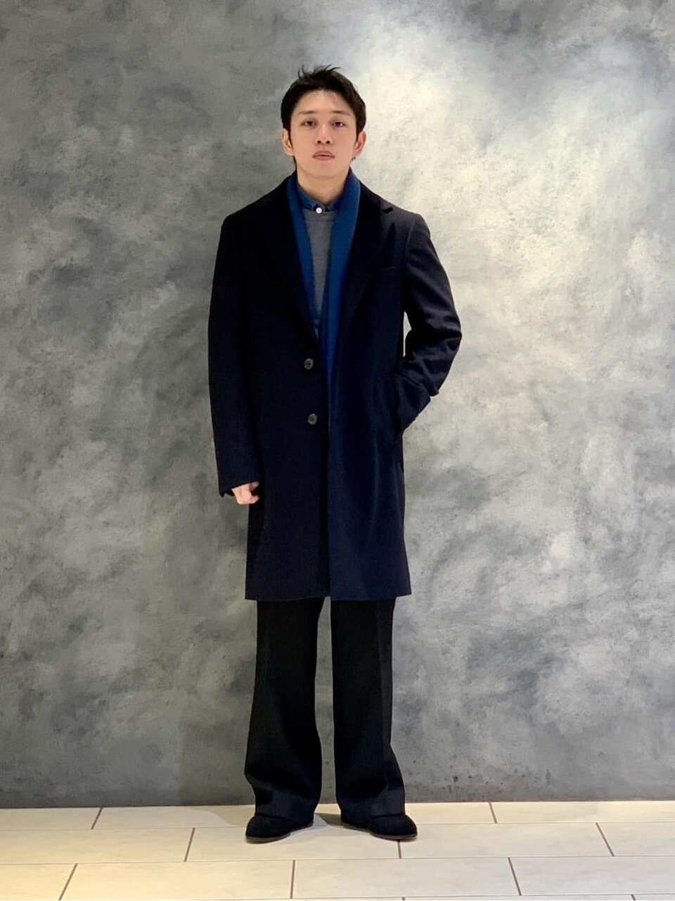 ネイビーシャツをアクセントにしたコーデ