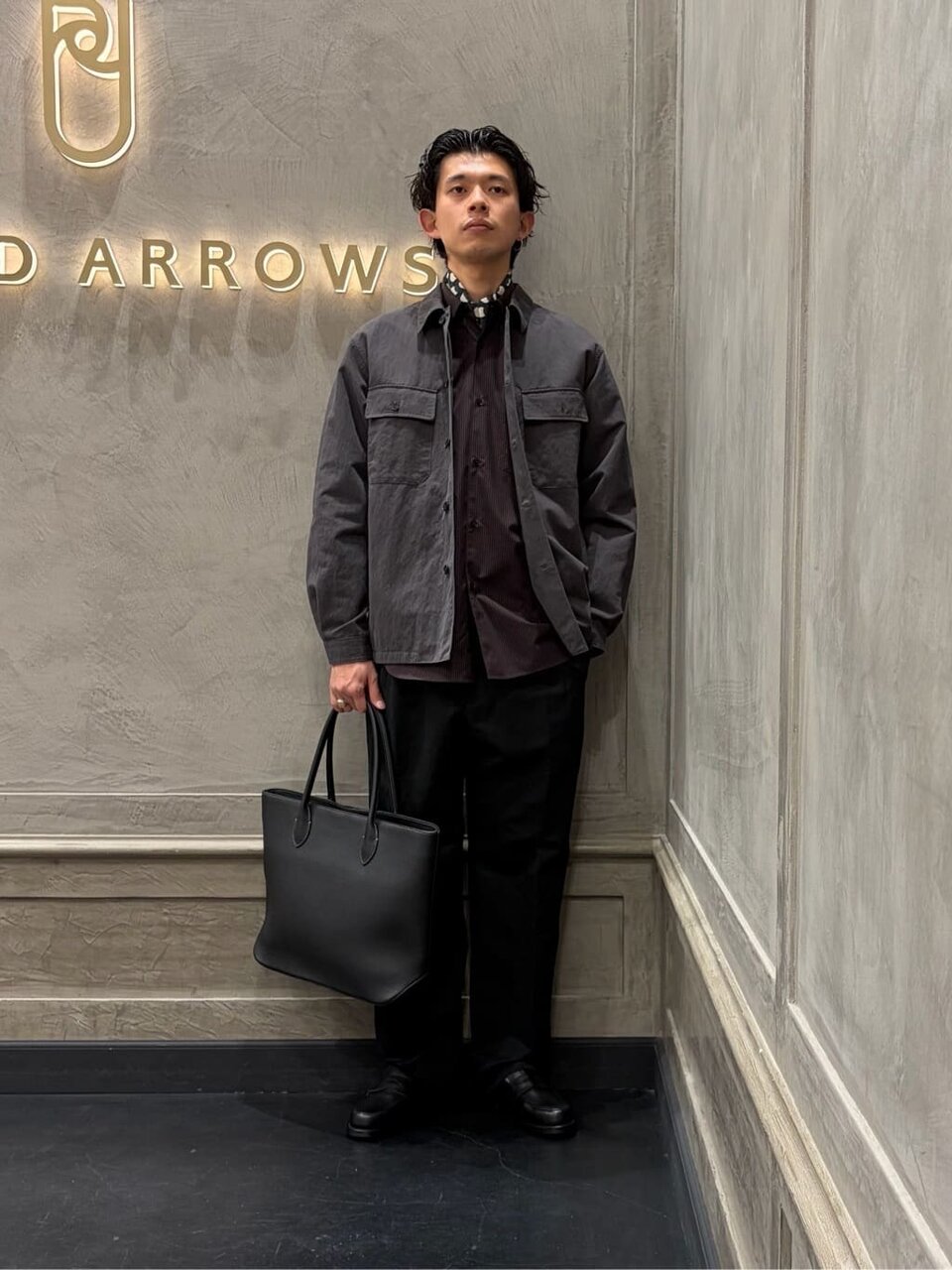 ネービーシャツにミリタリーシャツをレイヤードしたコーデ