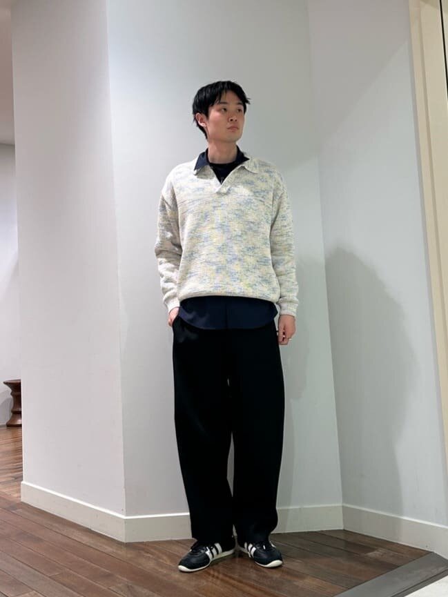 ネイビーシャツにニットをあわせたコーデ