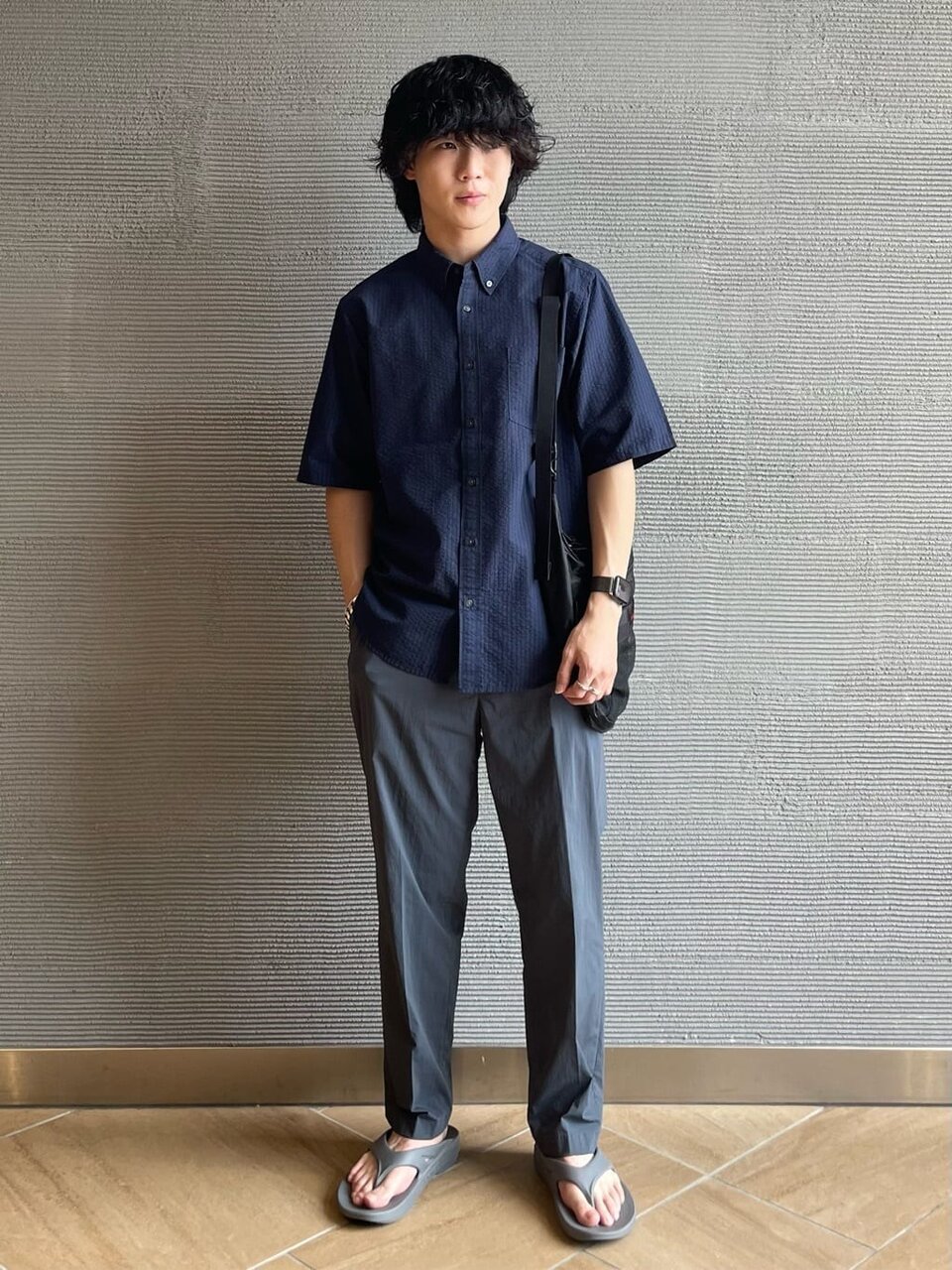 サッカー生地のネイビーシャツコーデ