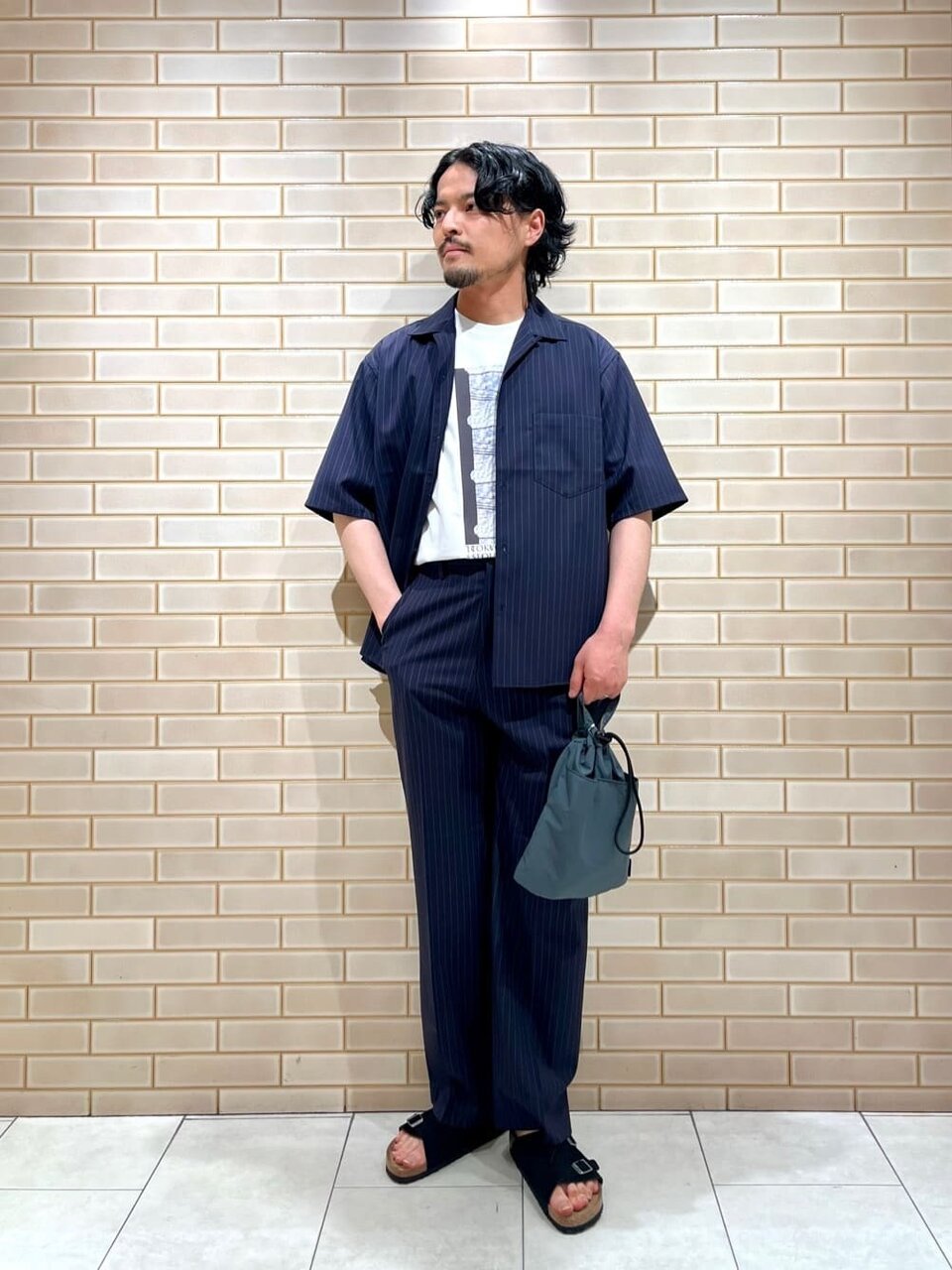 プリントTシャツをインナーにしたネイビーコーデ