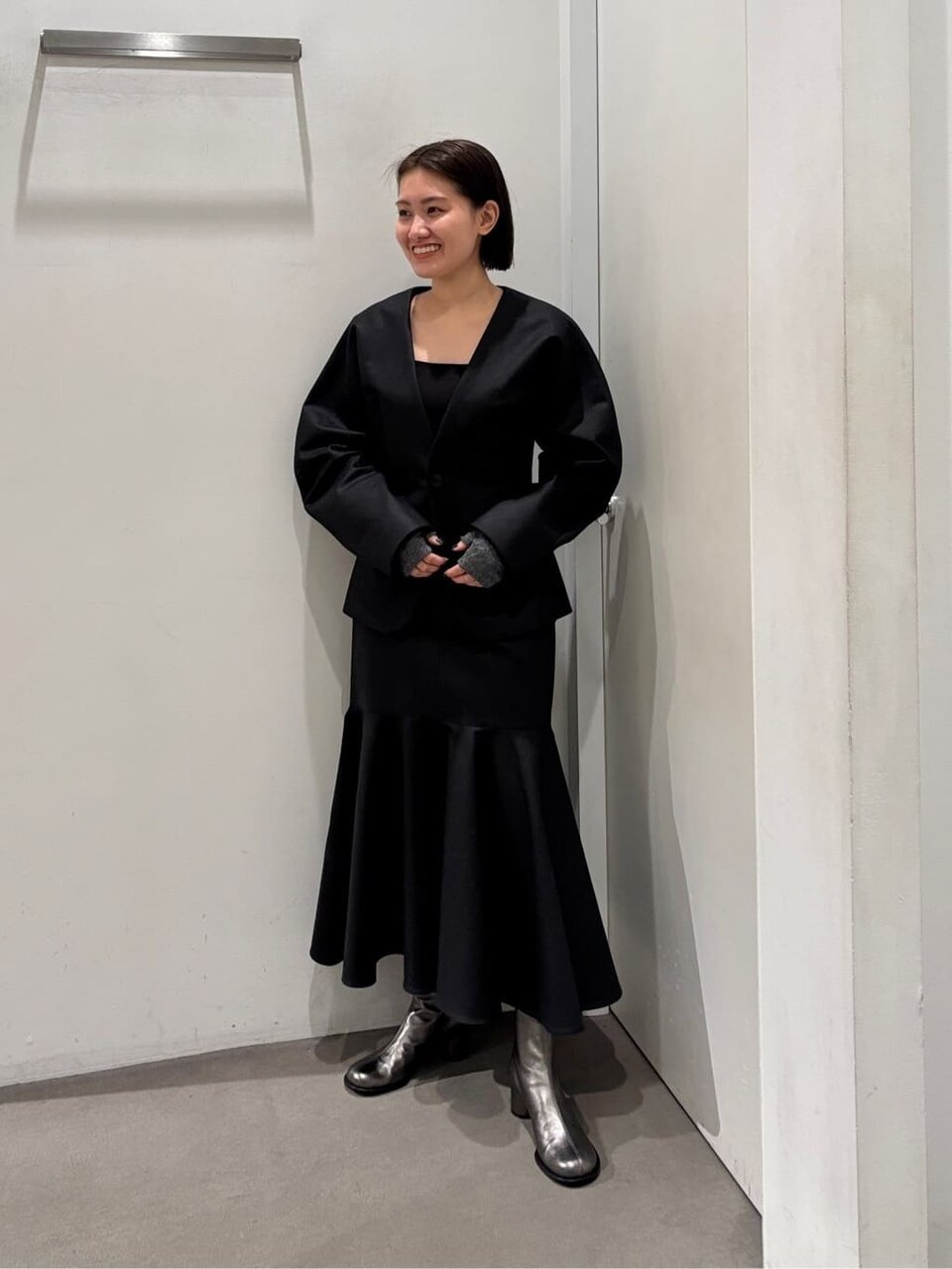 黒ジャケット×フレアスカートのコーデ
