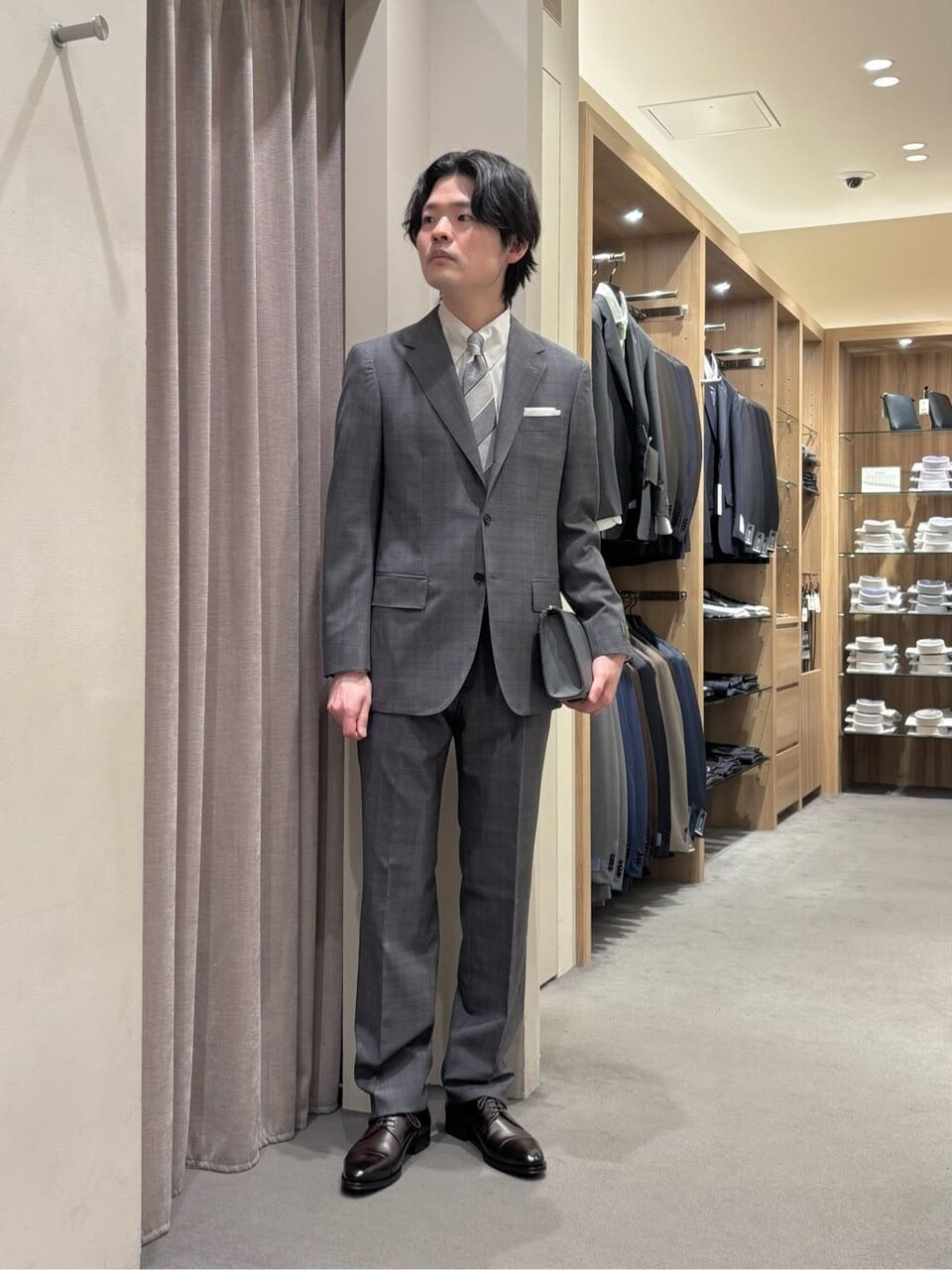 グレージャケットのセットアップを着用した男性