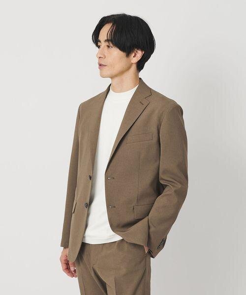 ベージュジャケットを着た男性