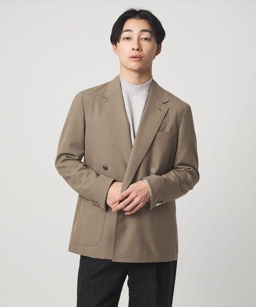 ジャストサイズのジャケットを着た男性