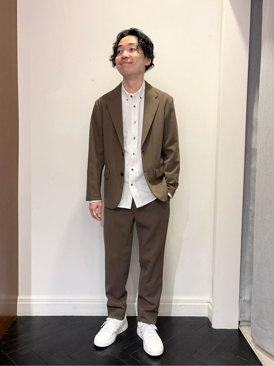 白のスニーカーを履いた男性