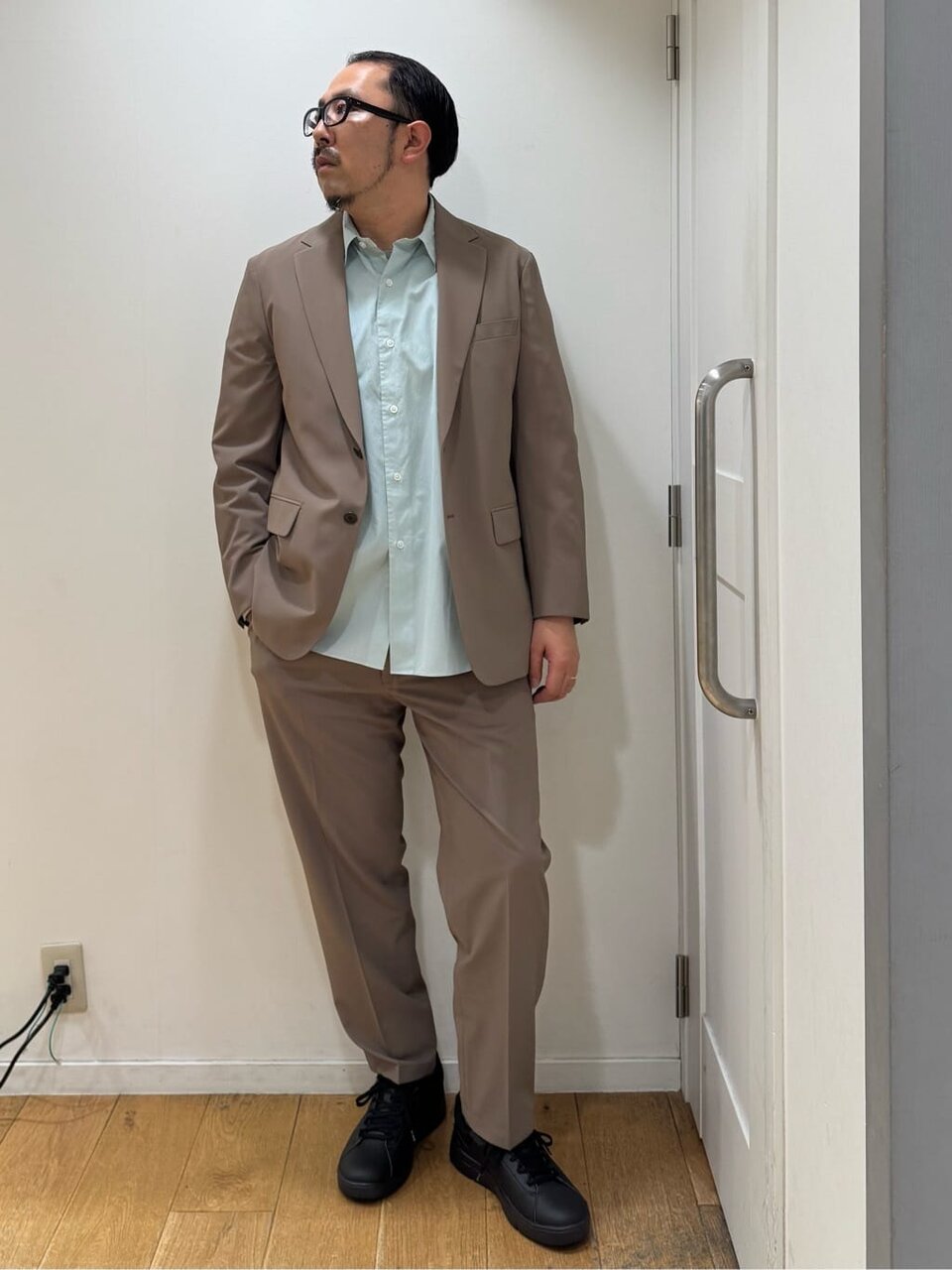 黒のスニーカーを履いた男性