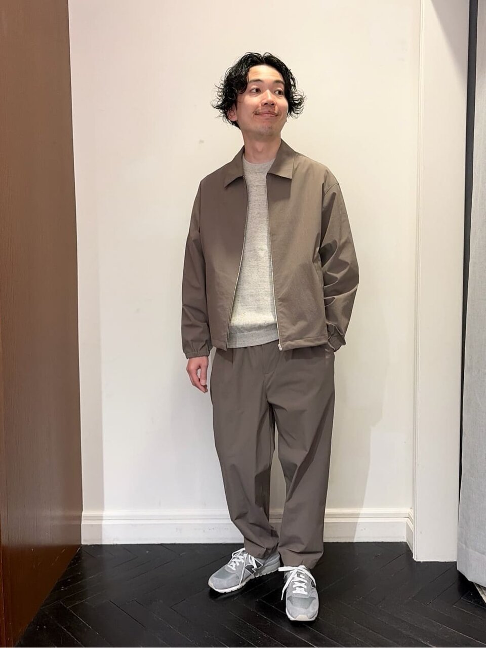 セットアップにニットをあわせた男性