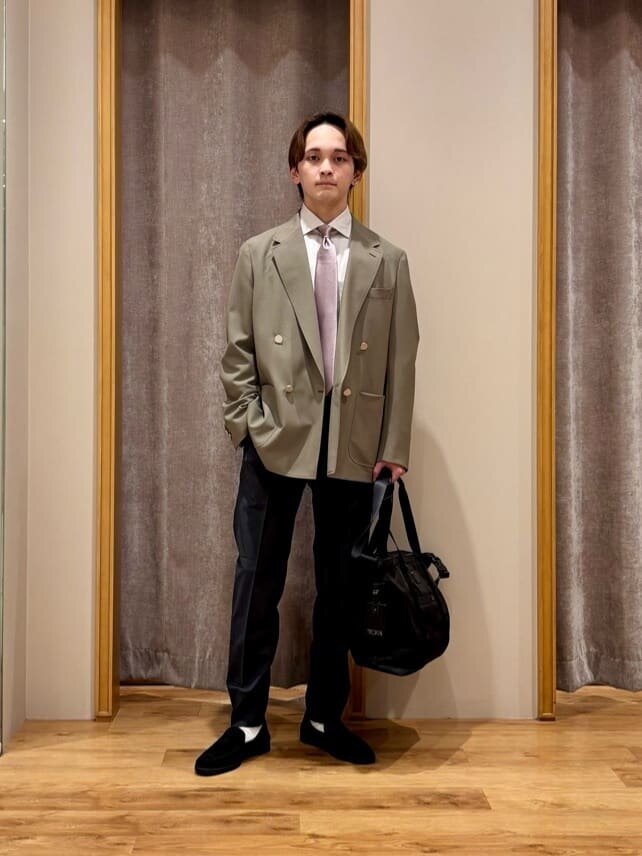 グレーパンツをはいた男性