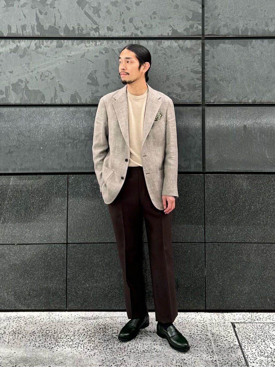 ブラウンパンツをはいた男性
