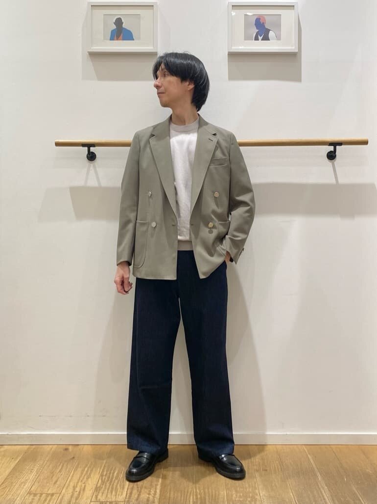 デニムパンツをはいた男性