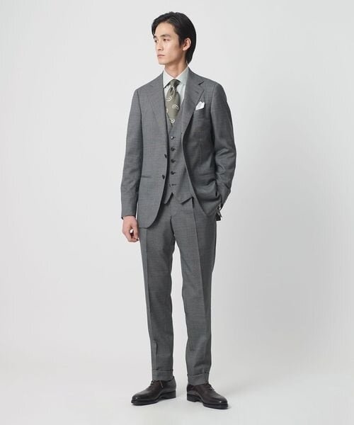 グレーの3ピーススーツを着た男性