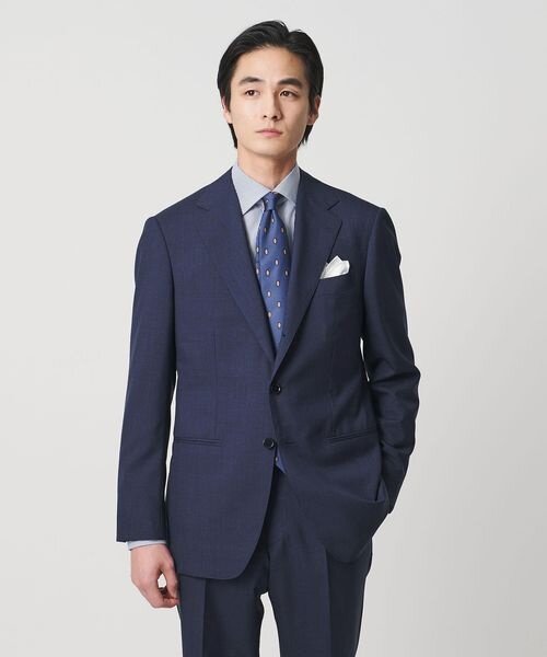 ライトネイビーのスーツを着た男性